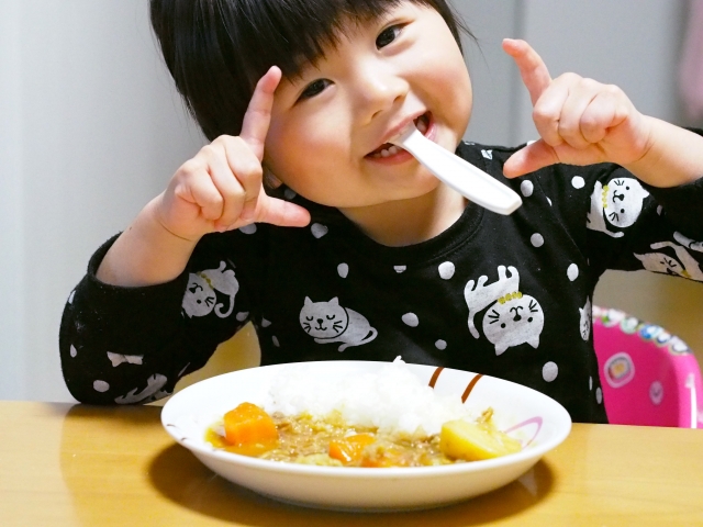 食事中に箸を使いたがる子供への対応方法