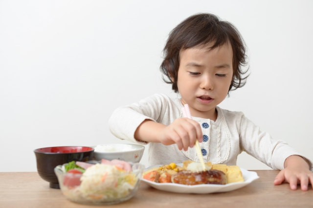 食事中に箸を使いたがる子供への対応方法
