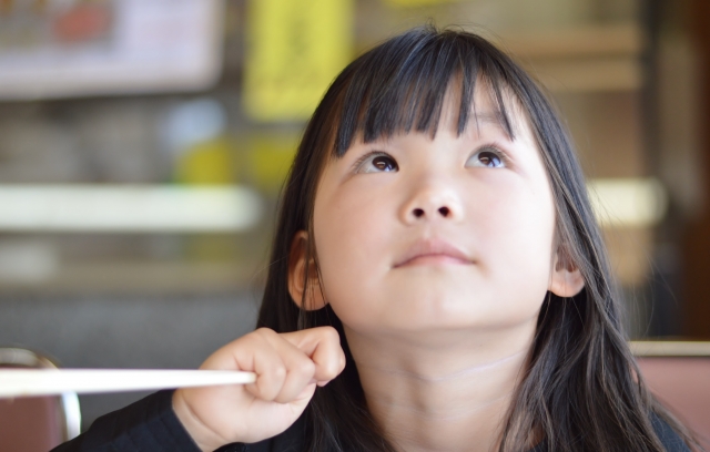 食事中に箸を使いたがる子供への対応方法