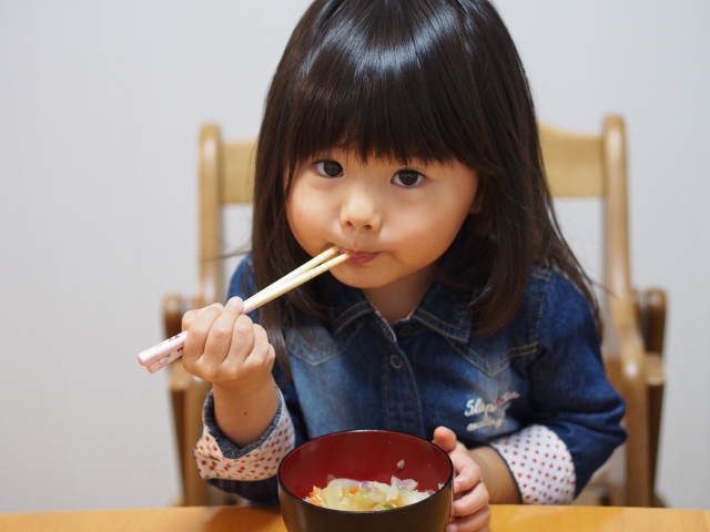 食事中に箸を使いたがる子供への対応方法