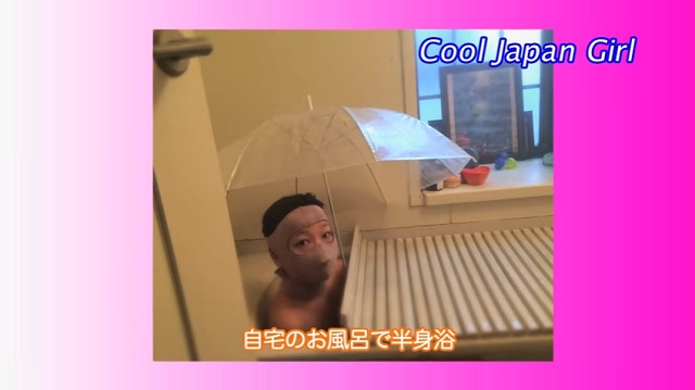 半身浴する女性