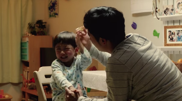 ママが出産里帰りで1ヶ月パパと息子の2人暮らしが始まる動画