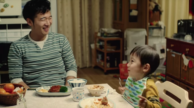 ママが出産里帰りで1ヶ月パパと息子の2人暮らしが始まる動画