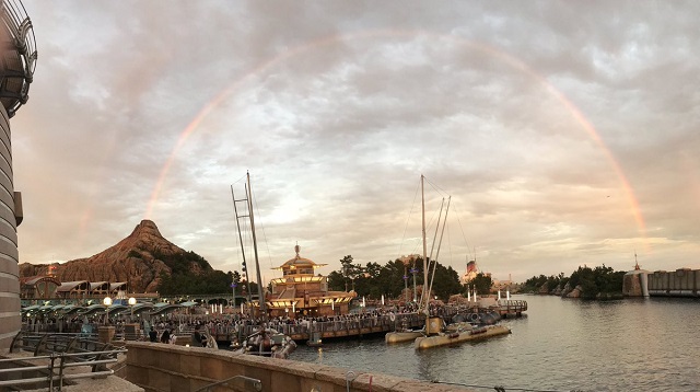ディズニーシーの火山から虹が噴火
