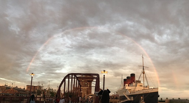 ディズニーシーの火山から虹が噴火