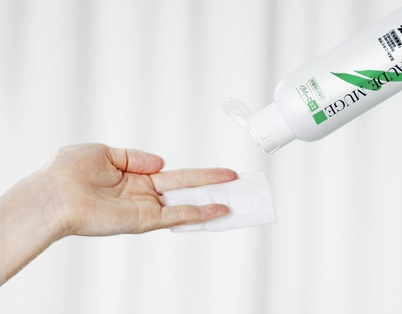 コットンに含ませて