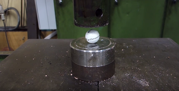 色々なモノをプレスしていく動画