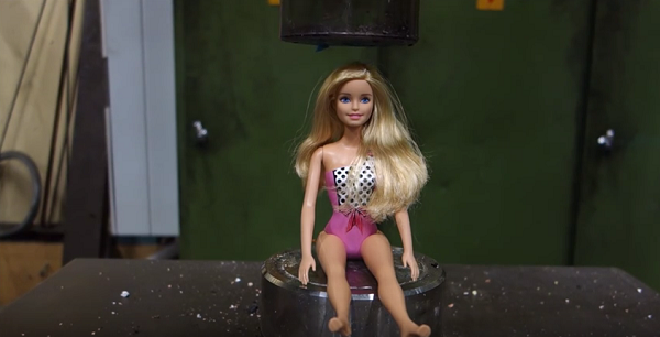 色々なモノをプレスしていく動画