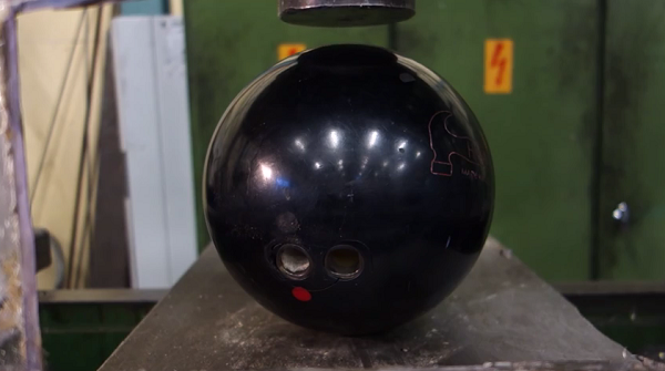 色々なモノをプレスしていく動画