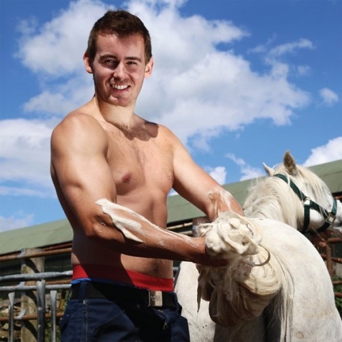 馬を洗う酪農男子