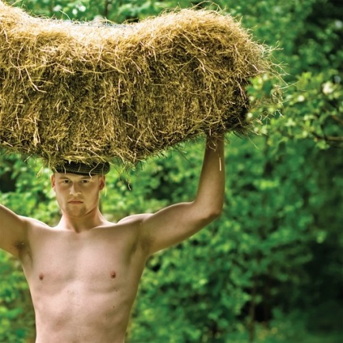 干し草を持ち上げる農業男子