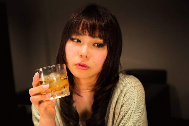 飲み会で男性の好意を惹く方法