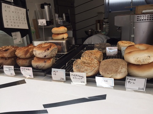 店内のベーグル