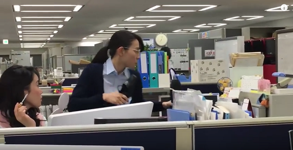 OLが上司や社員をボッコボコにするCM