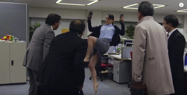 OLが上司や社員をボッコボコにするCM