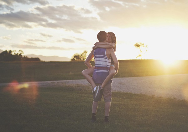 抱き合って笑顔