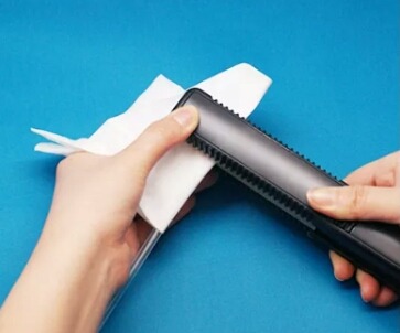 ストローを使った旅行用液体容器