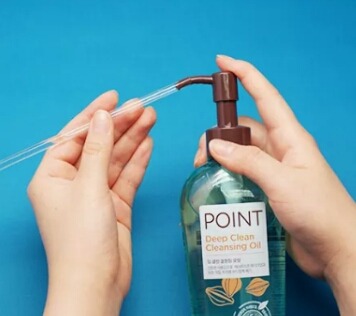 ストローを使った旅行用液体容器