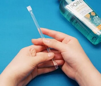 ストローを使った旅行用液体容器