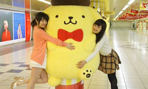 新宿駅に大きな抱きつきポムポムプリン