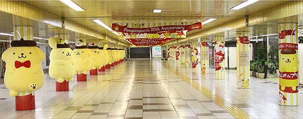 新宿駅に大きな抱きつきポムポムプリン