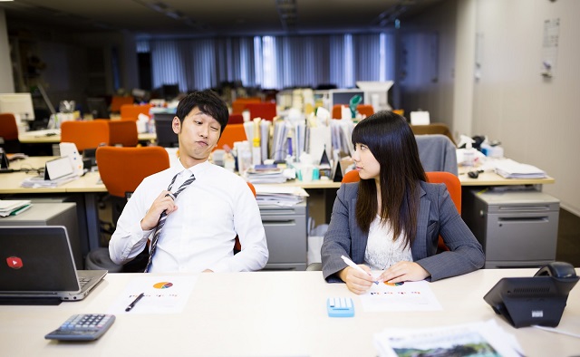 職場の好きな男性への旅行土産の上手な渡し方