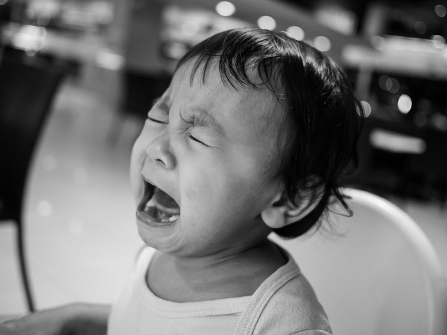 泣く子ども