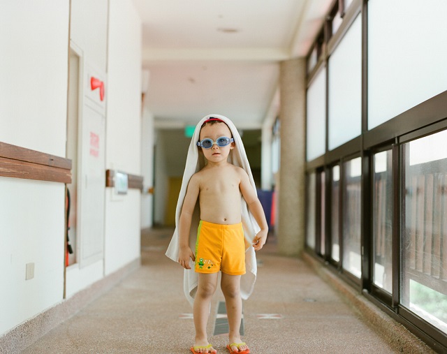 プールする男の子