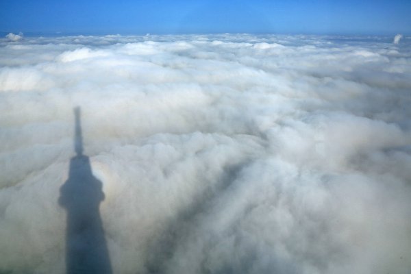 東京スカイツリーに雲海