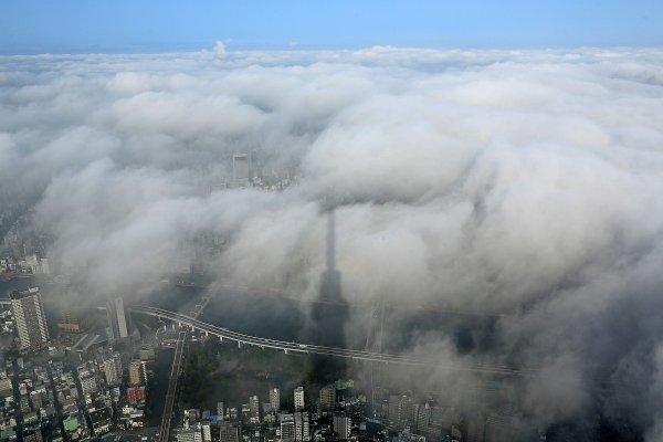 東京スカイツリーに雲海
