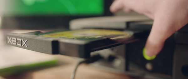 少年が10年前に死んだお父さんとゲーム機の中で再会