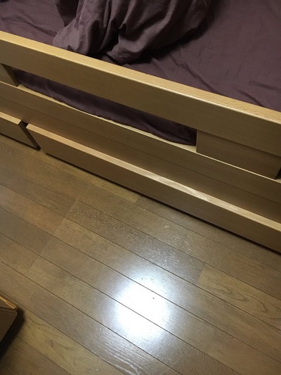 今から弟のベッドの下の引き出しを開けます