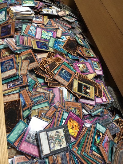 今から弟のベッドの下の引き出しを開けます