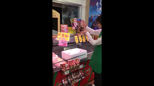 スーパーの店員さんがカニの浮遊マジック