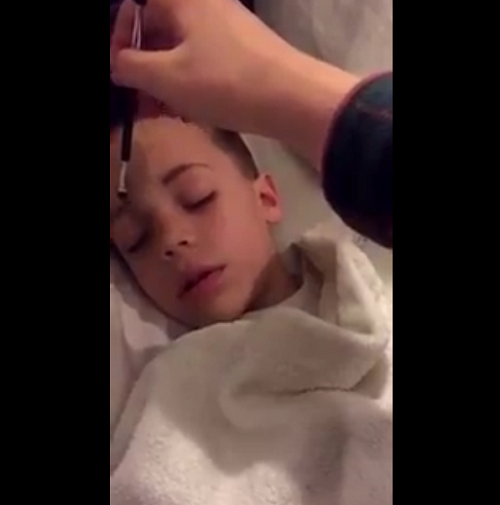 寝てる弟にメイクしたら自分より可愛くなった