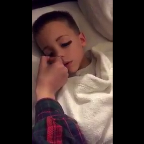 寝てる弟にメイクしたら自分より可愛くなった