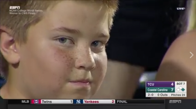 動画 メジャーリーグの実況大爆笑 ずっとカメラ目線で超ドヤ顔の少年がヤバイｗｗｗｗｗ
