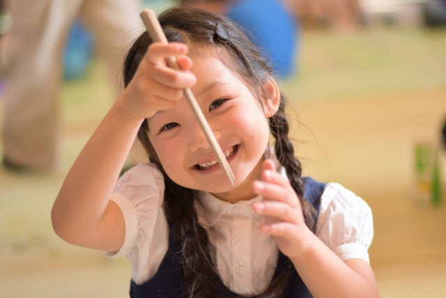 食事中に箸を使いたがる子供への対応方法 取り上げないで見守ることが大事 プリプラ 女子力アップできるサイト プリプラ 女子力アップできるサイト