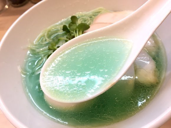 青いラーメン