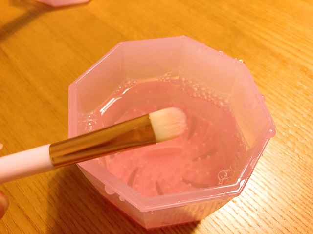 ダイソーのメイクブラシクリーナー