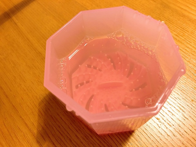 ダイソーのメイクブラシクリーナー