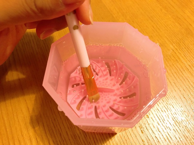 ダイソーのメイクブラシクリーナー