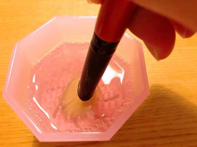 ダイソーのメイクブラシクリーナー