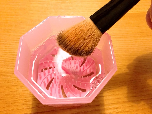 ダイソーのメイクブラシクリーナー