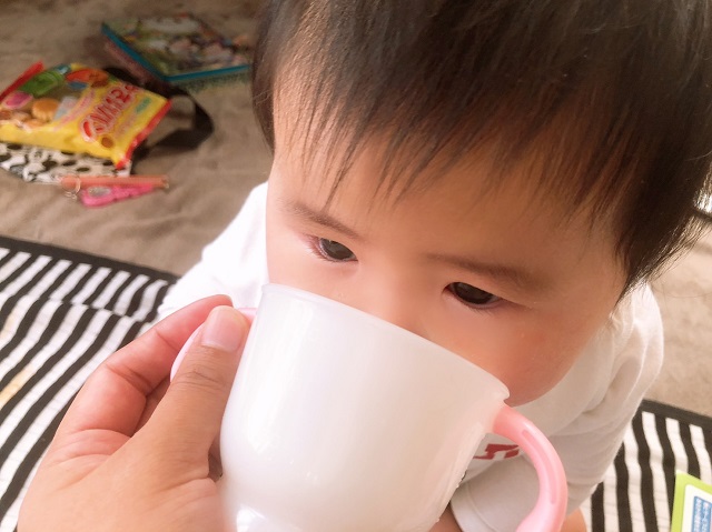 コップで飲ませる